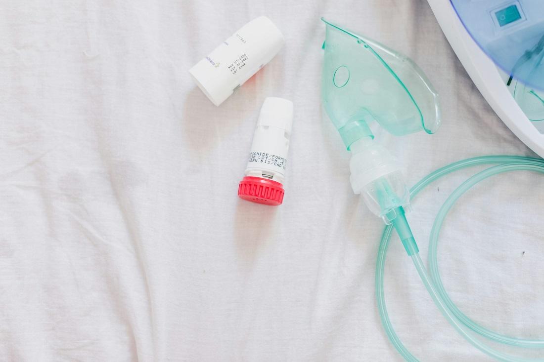 Médicaments contre l'asthme et masque à oxygène