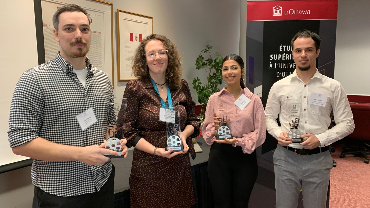 Les quatre gagnantes et gagnants du concours uOGRAflix tenant dans leurs mains leurs trophés : Nicolas Brodeur (première place) de uOttawa ; Rocksane Forget (deuxième place) de l'Université Saint-Paul ; Fatène Bader (troisième place) de Saint-Paul ; et Serim Dogac Saya (Prix du public) de uOttawa.