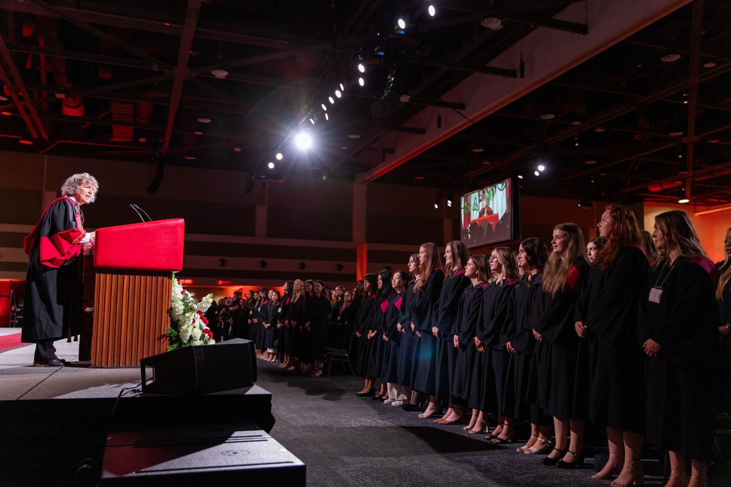La doyenne Lucie Thibault s'adressant aux diplômées et diplômés à la collation des grades