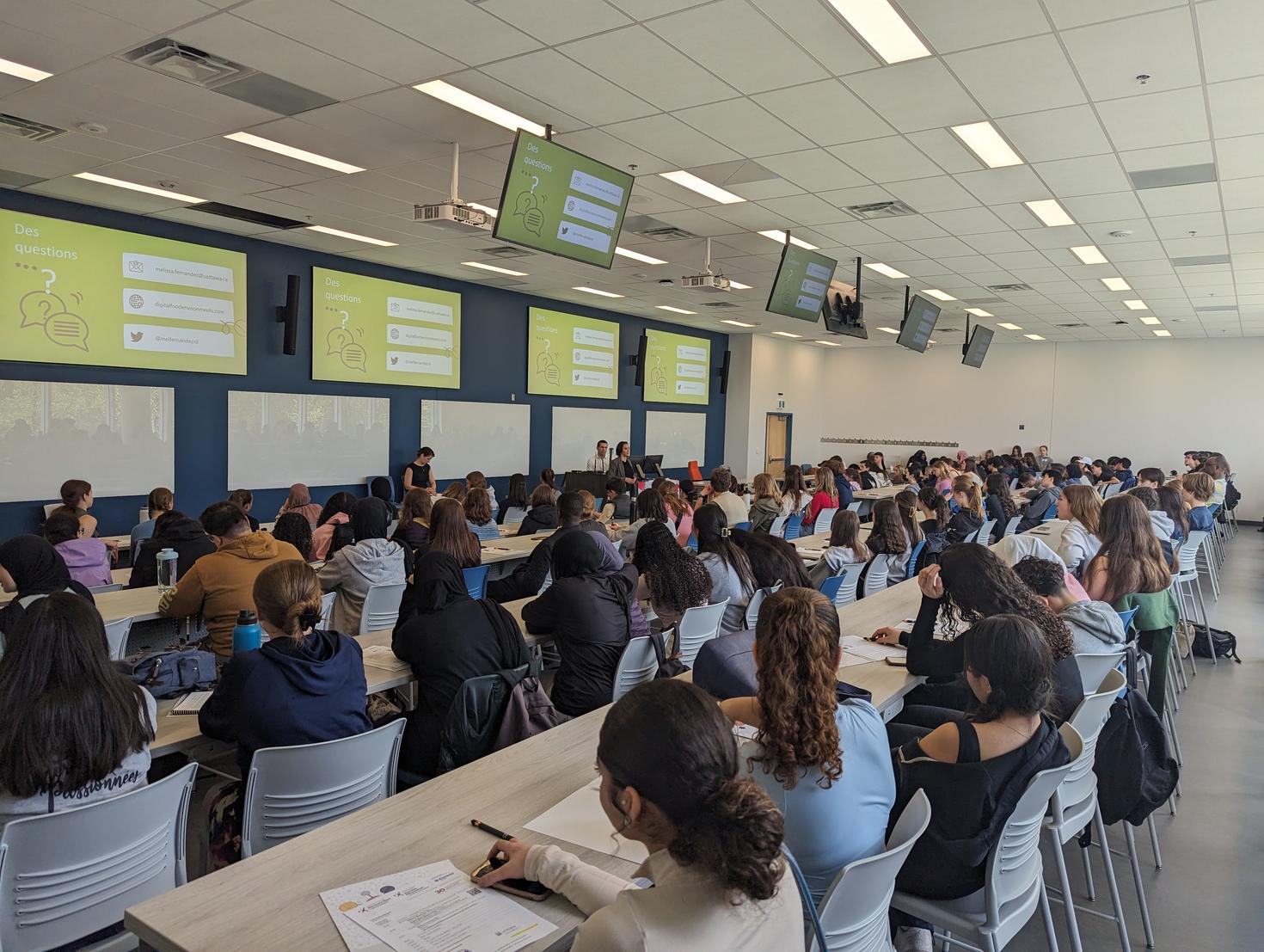 Photo d'une grande salle de classe avec beaucoup d'étudiantes et étudiants
