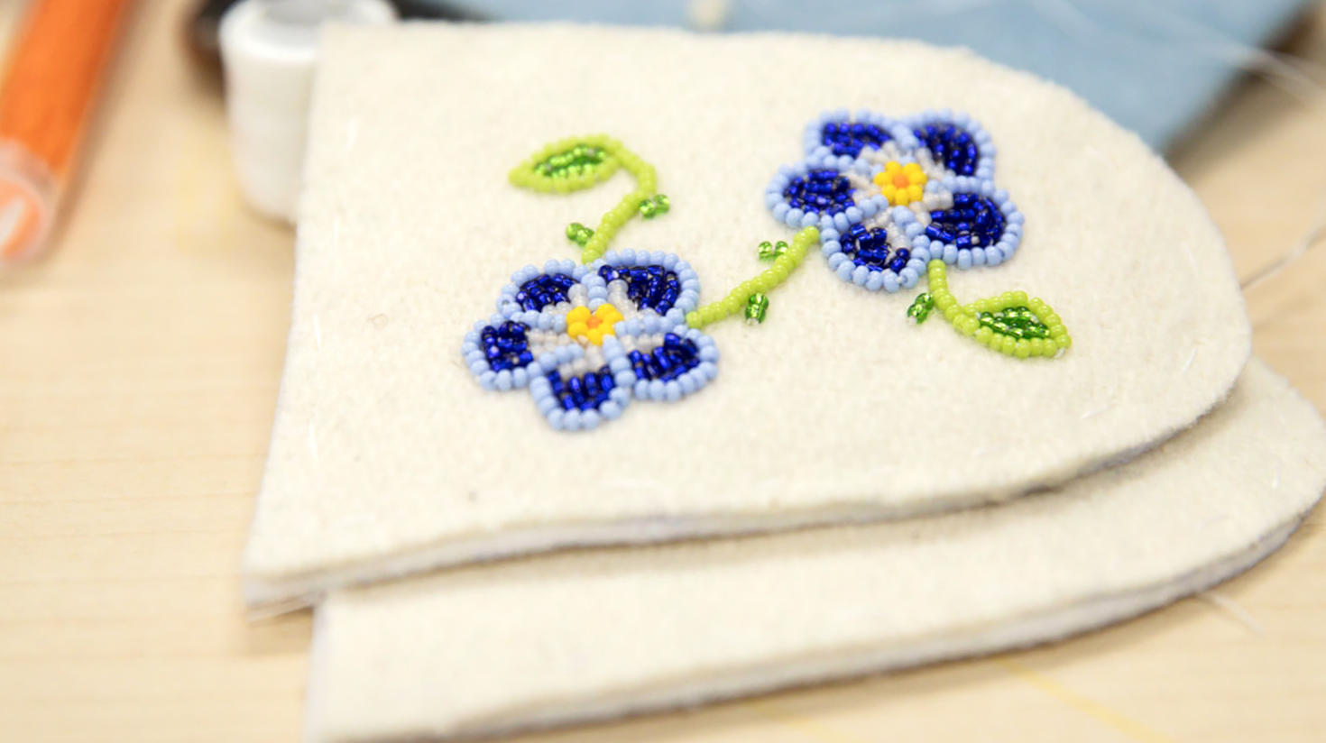 Perles sur un morceau de tissu