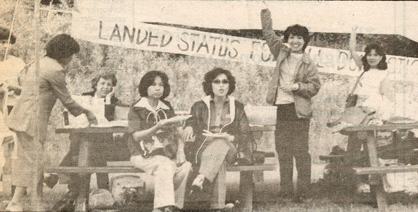 Membres de la coalition contre la dictature de Marcos et du comité ad hoc des employées de maison philippines pour le statut de propriété foncière lors de la fête nationale philippine (12 juin 1981), publié à l'origine dans Balita. Archives et collections spéciales, Université d'Ottawa, 10-094-S2-SS2-F17