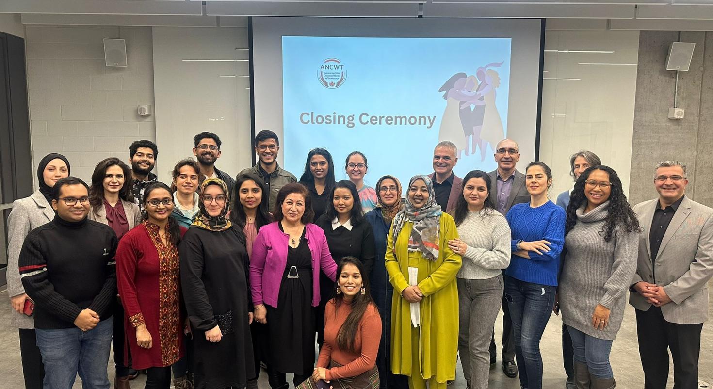 Sawsan Abdul-Majid avec un groupe de participants à son programme ANCWT