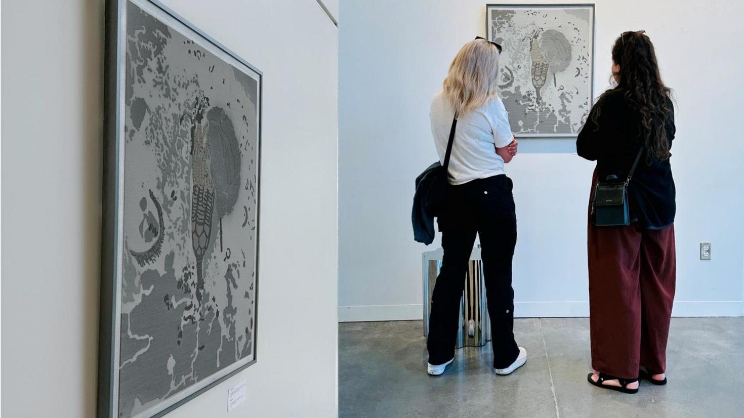 Collage de deux photos. À gauche, une photographie encadrée d’un fossile dans des tons gris et noirs. À droite, deux femmes regardent l’œuvre dans une galerie d’art. 