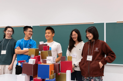 Les élèves du camp de mathématiques présentent leurs projets.