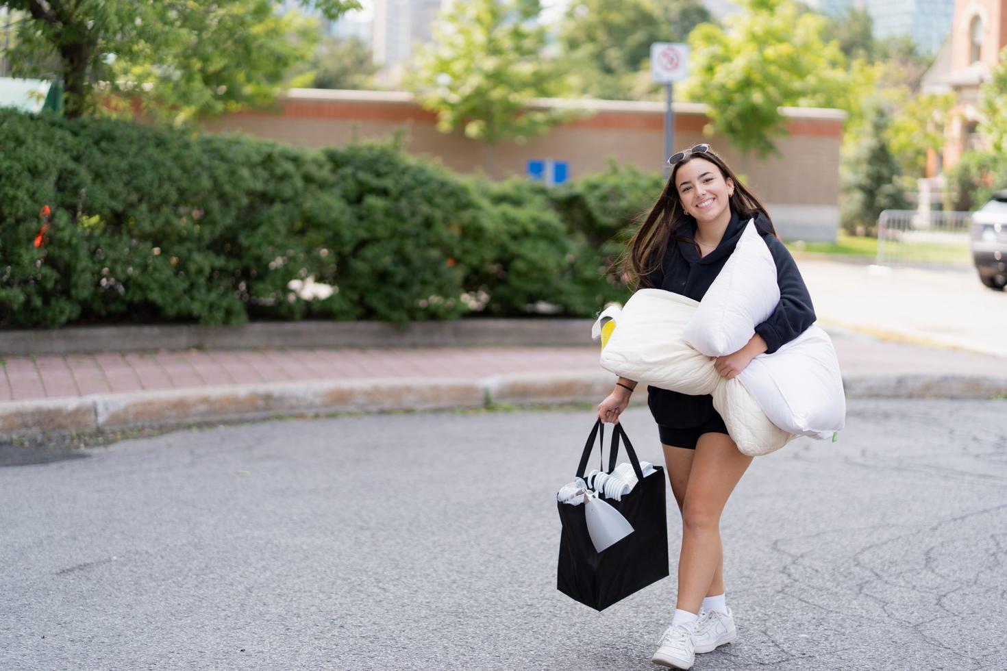 Fille qui marche avec un sac en main