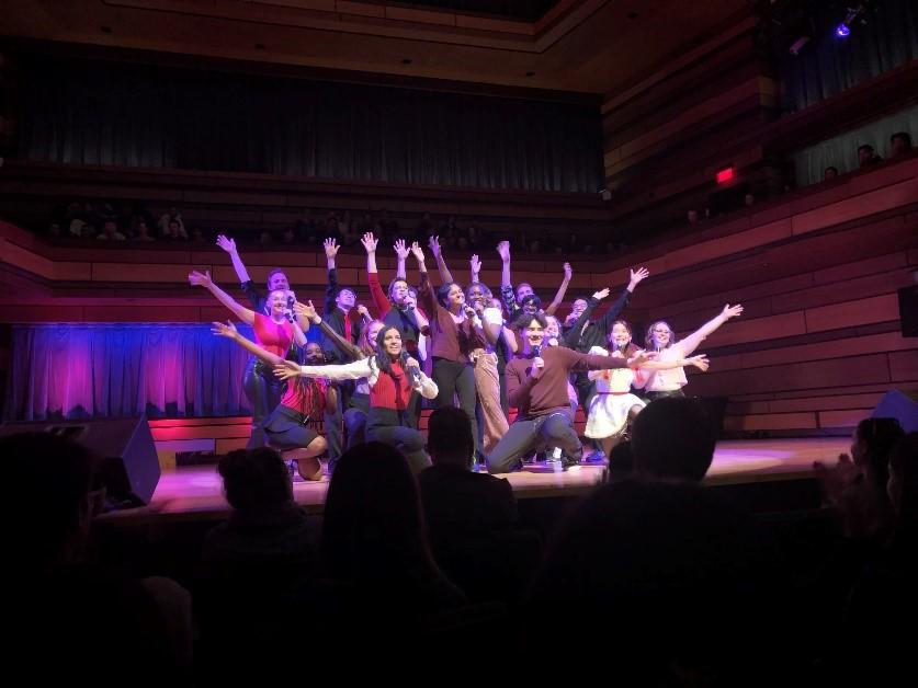 Les Glee-Gees donnant une prestation sur scène 