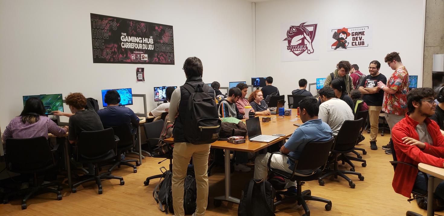 Des étudiants s'amusent avec des jeux lors du lancement du Gaming Hub.