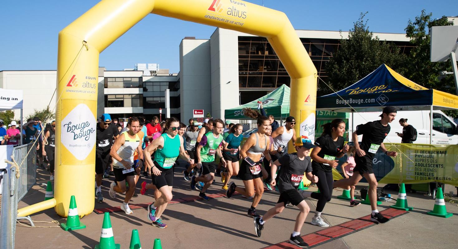 Runners take off at the start of the Bouge Bouge race during the 2023 Homecoming.