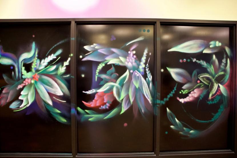 Murale de la bibliothèque de l'Université d'Ottawa, représentant plusieurs plantes ayant une forte valeur symbolique pour les communautés autochtones et franco-canadiennes.