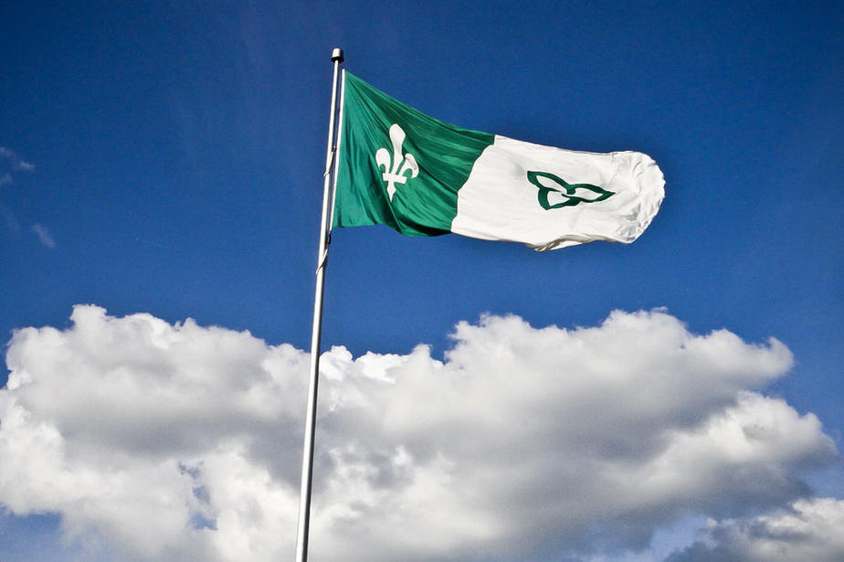 The Franco-Ontarian flag soaring proudly in the sky