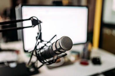 Microphone et écran d'ordinateur.