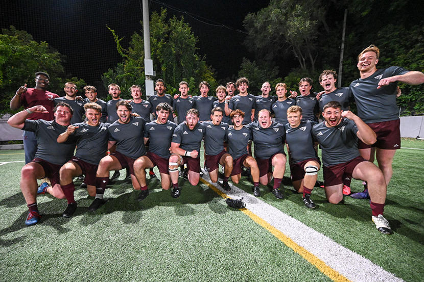 The uOttawa Gee-Gees men's rugby squad pose for a team picture on the rugby field.