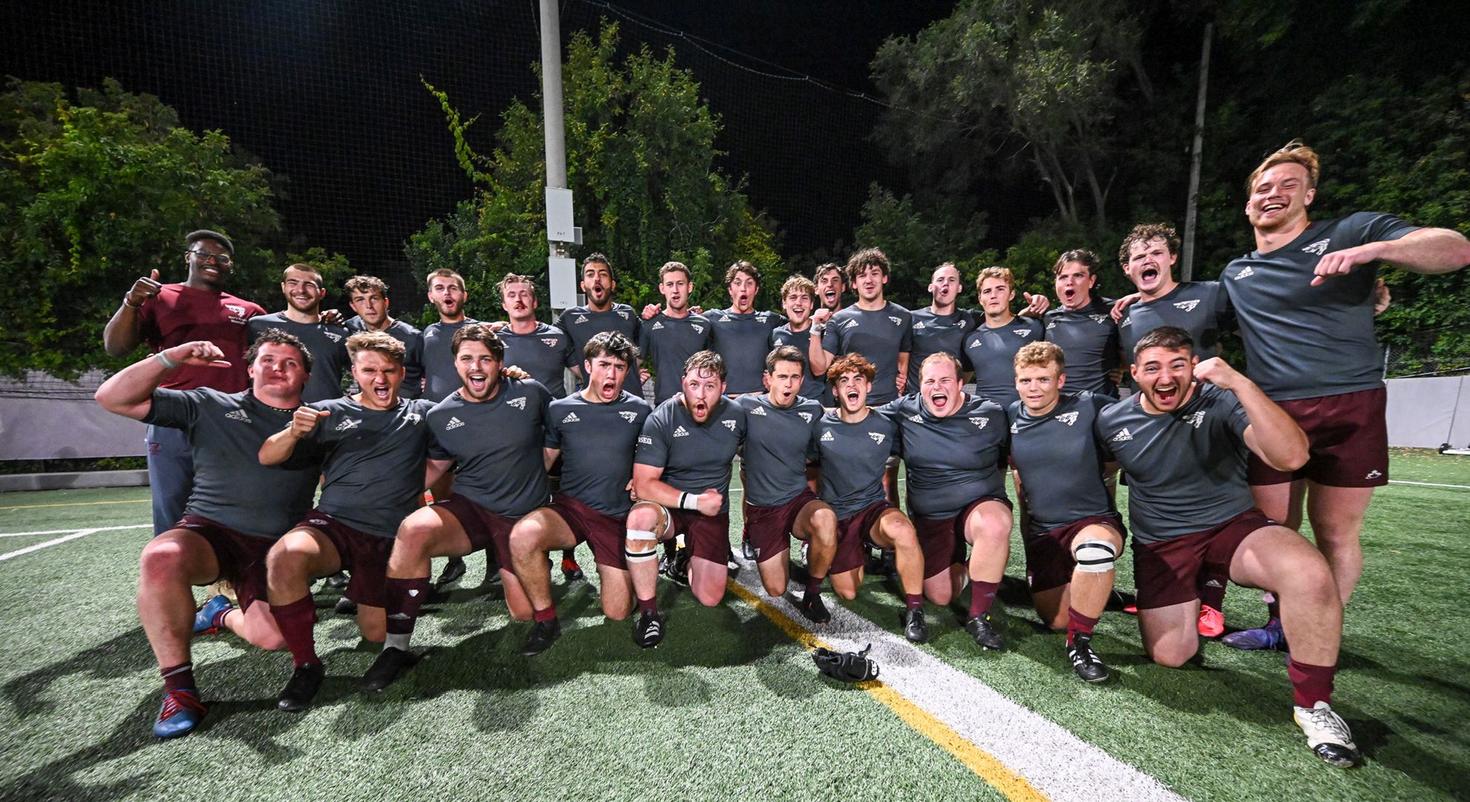 The uOttawa Gee-Gees men's rugby squad pose for a team picture on the rugby field.