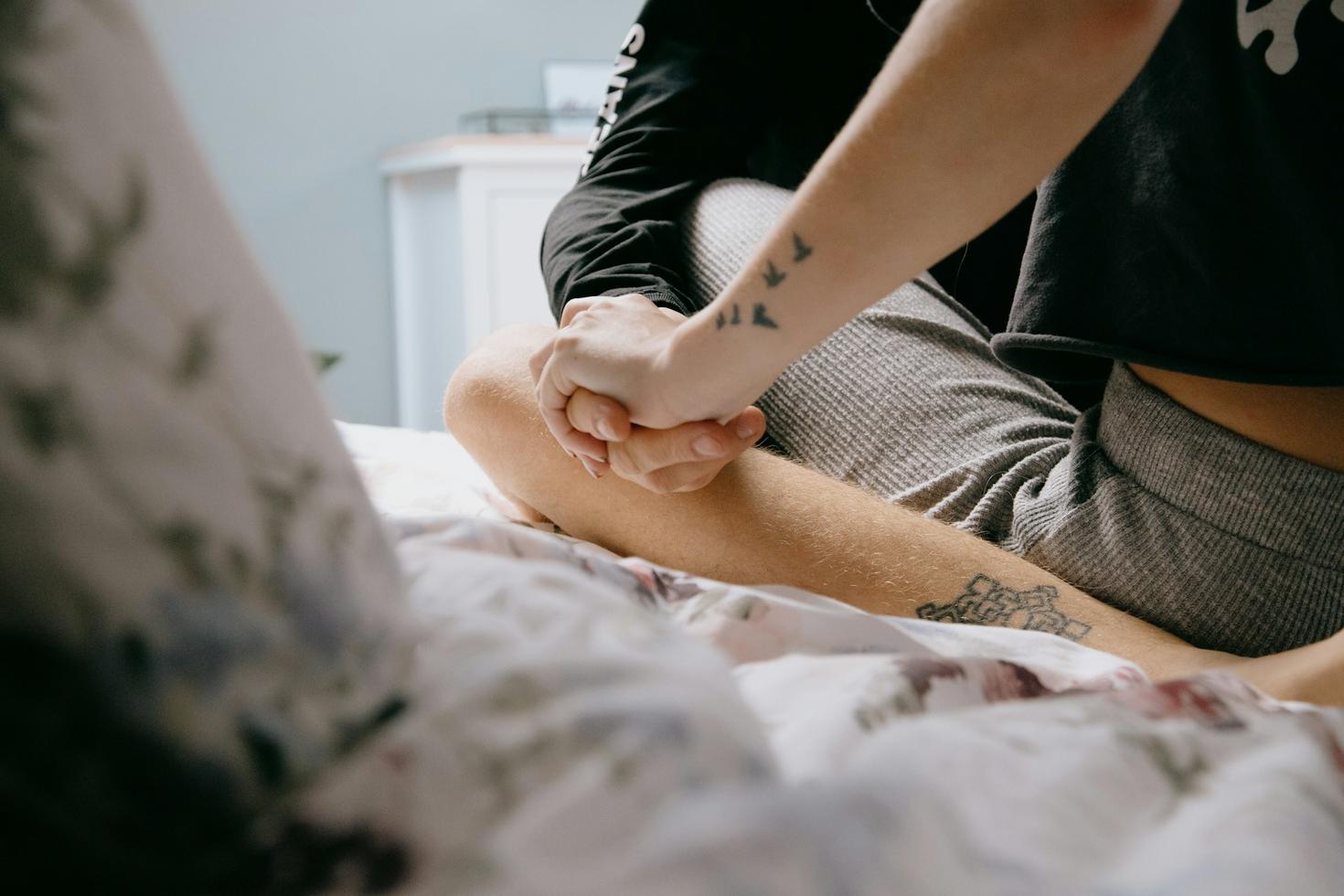 Un couple avec les mains ensemble