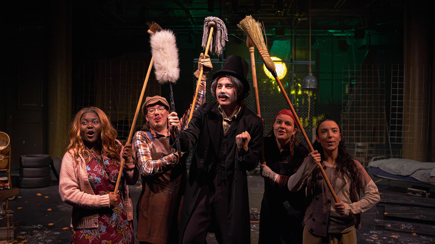 Six jeunes étudiantes et étudiants lors d’une répétition de la pièce Lavalléville, dans une salle de spectacle à l’Université d’Ottawa.