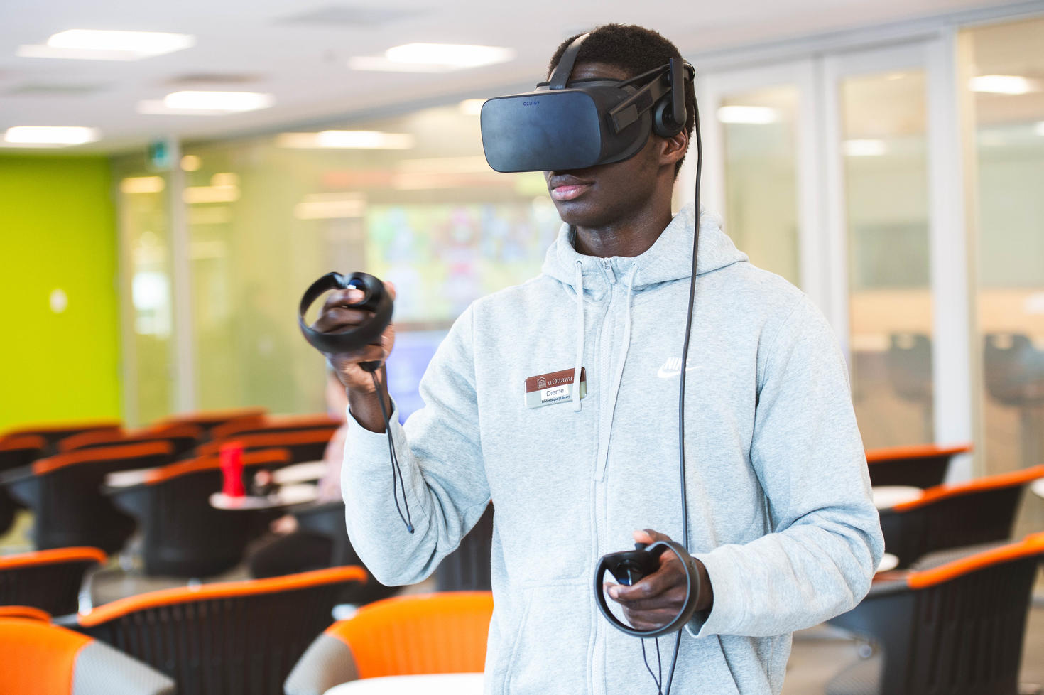 Un étudiant utilisant un casque de RV