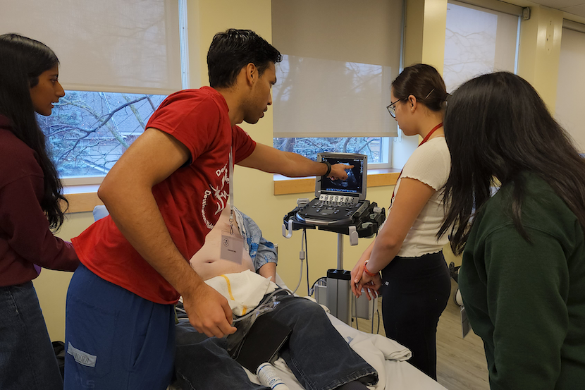 Des étudiants prenant les signes vitaux d'un patient volontaire