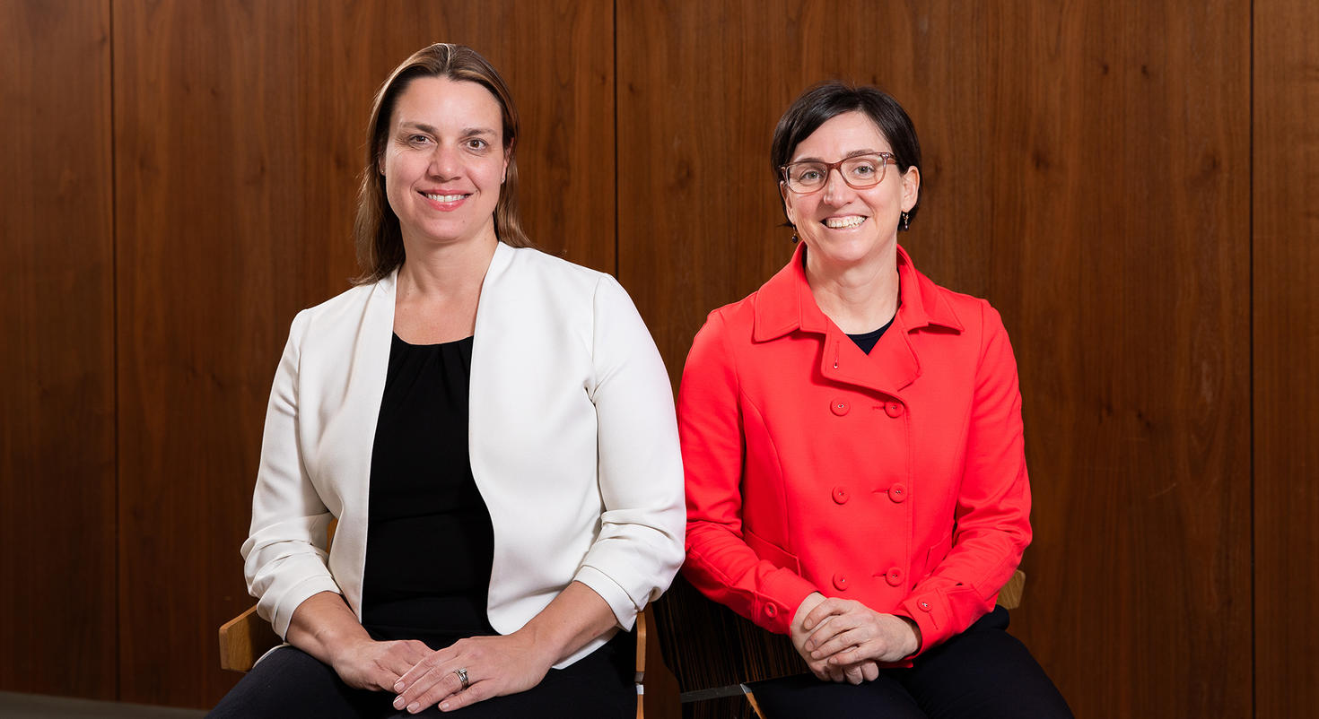 Kristen Boon (à gauche), doyenne Susan-et-Perry-Dellelce de la Section de common law, et Marie-Eve Sylvestre (à droite), doyenne de la Section de droit civil.
