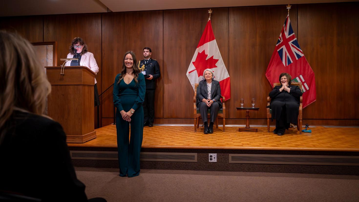 Jessica McIntyre devant la scène avec la Gouverneure générale du Canada.