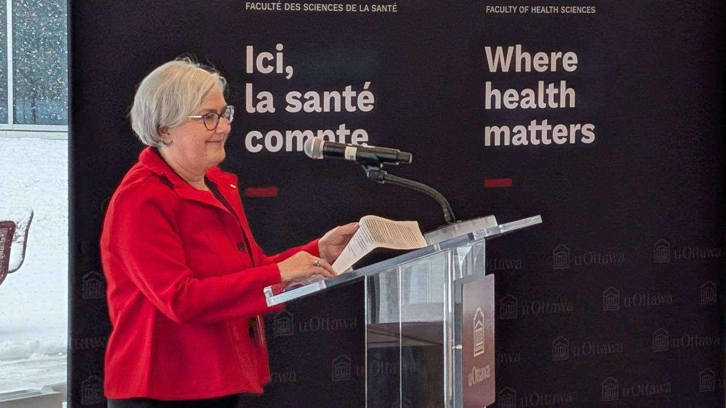 Dawn Stacey, professeure émérite et vice-doyenne à la recherche, debout au podium