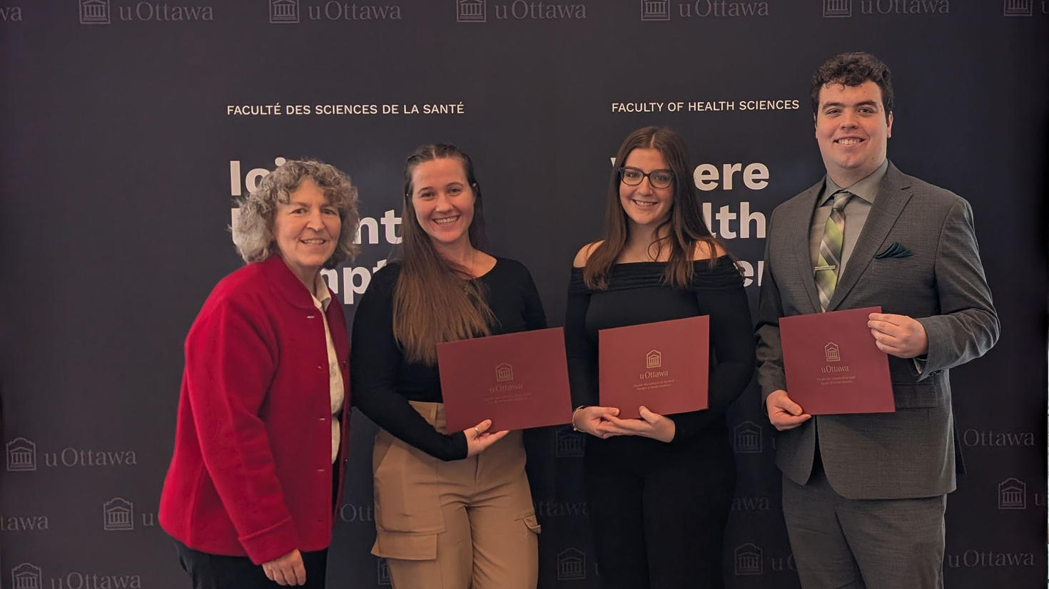 La doyenne Lucie Thibault avec trois étudiants récipiendaires d'un prix d'excellence