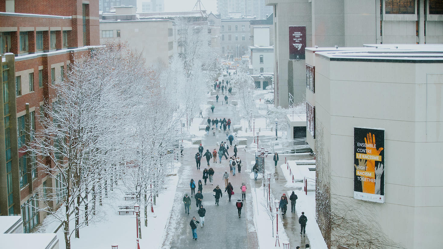 Scène hivernale sur le campus de l’Université d’Ottawa.