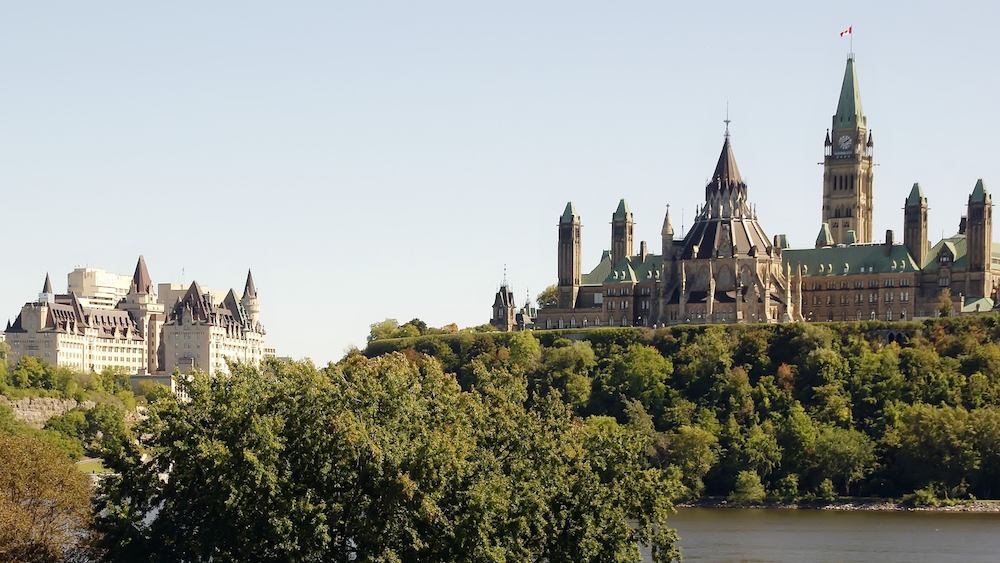 Les bâtiments du parlement d'Ottawa vus depuis le Québec.