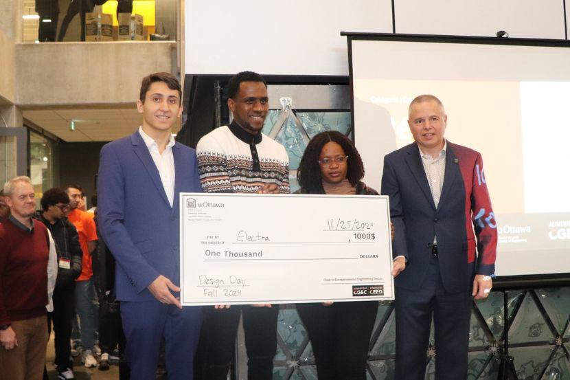 Un groupe détenant un certificat de prix en argent.