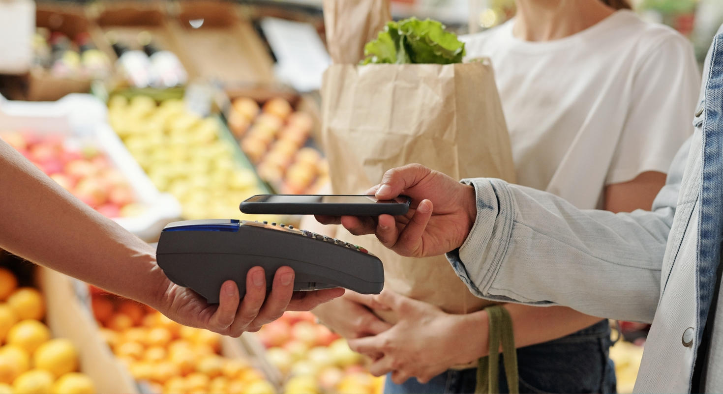 Une transaction sans contact dans un supermarché.