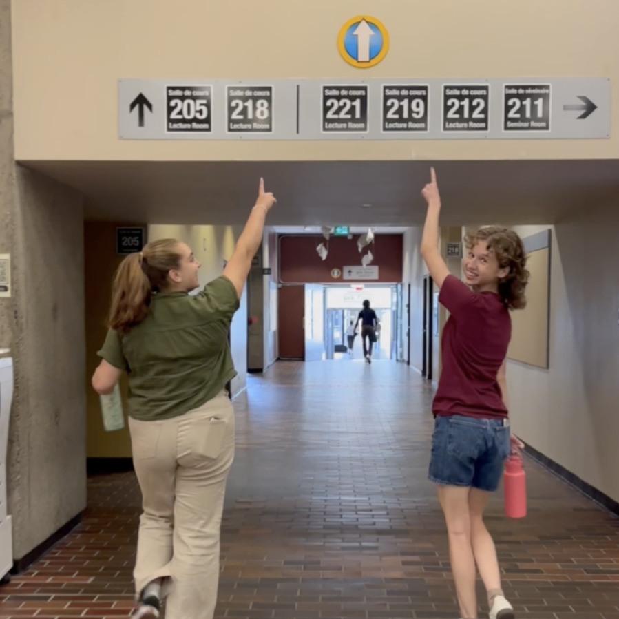 Deux étudiantes traversent le campus tout en restant bien au chaud!