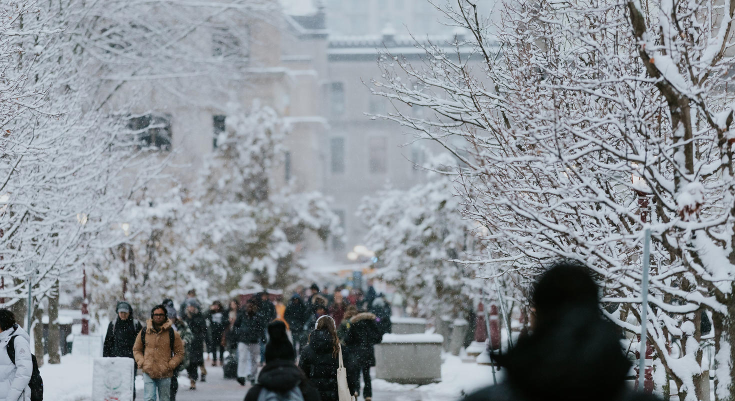 Des étudiantes et des étudiants déambulent sur le campus de l’Université d’Ottawa par une journée d’hiver.