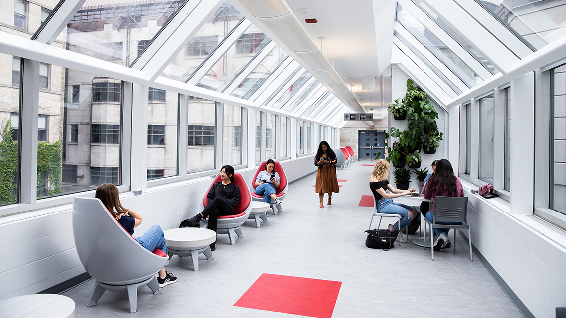Des étudiants dans la passerelle de l'édifice Simard