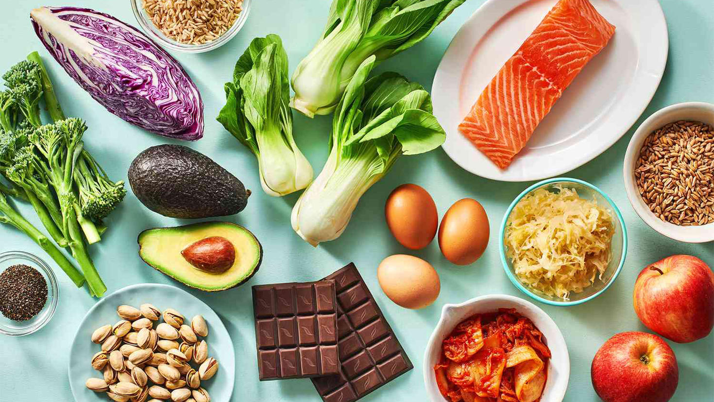 Des aliments sains tels que le saumon, les œufs, les avocats et les noix.