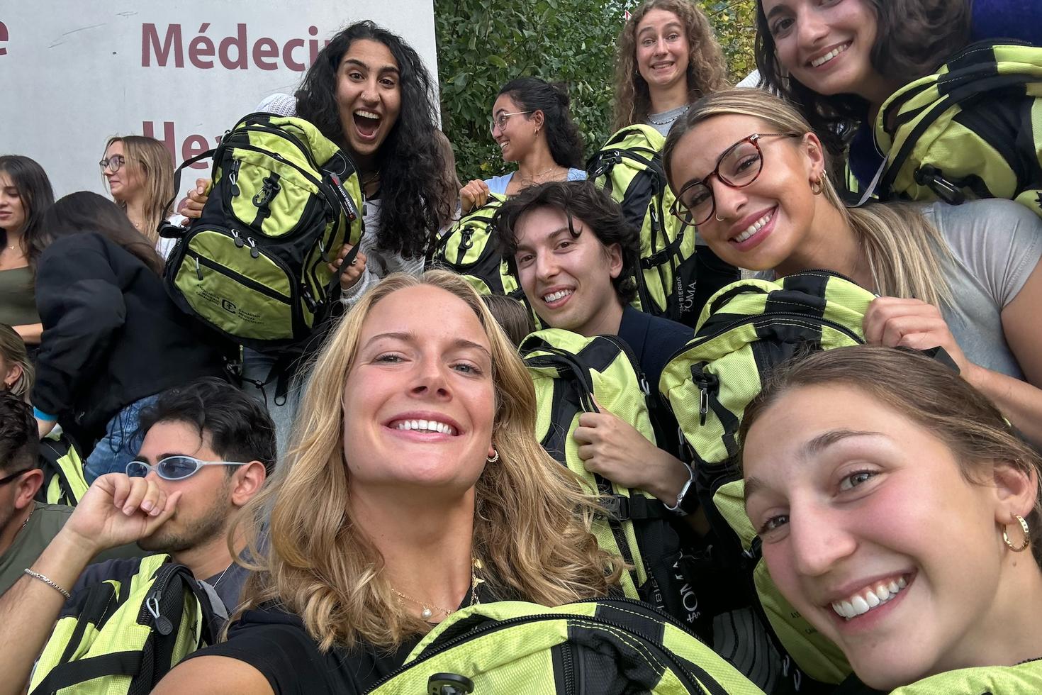 Nina Kucheran prend un égoportrait avec d’autres étudiantes et étudiants en médecine pour montrer leurs nouveaux sacs à dos de l’AMC