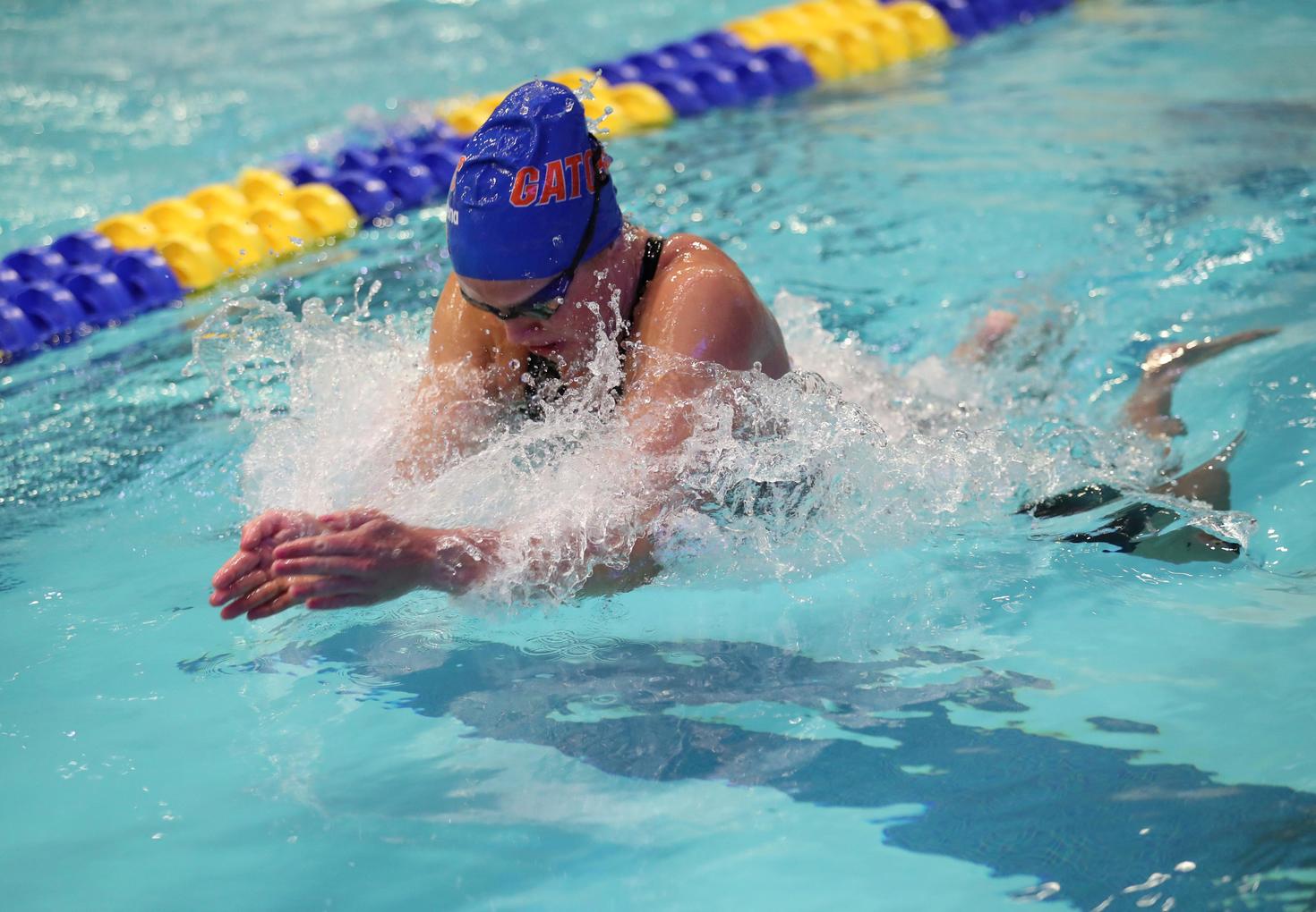 Nina nageant sous les couleurs des Gators de l'Université de Floride