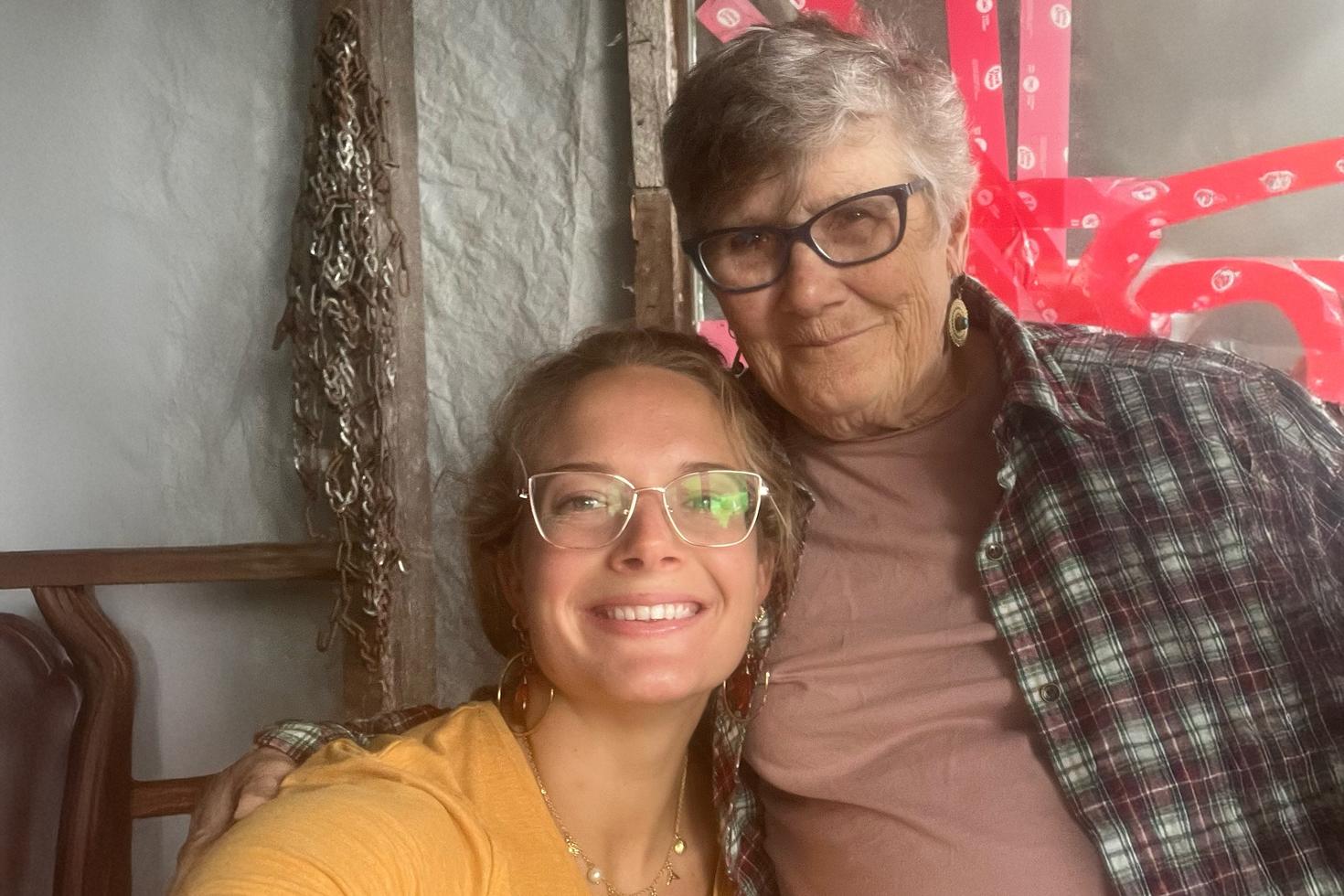 Nina avec sa grand-mère, Anne Lyn Kucheran