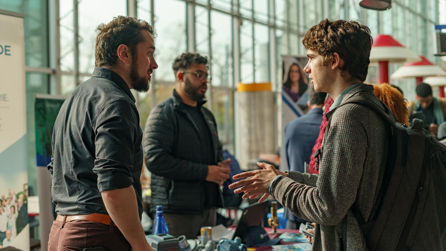 A student talking to a workshop leader.