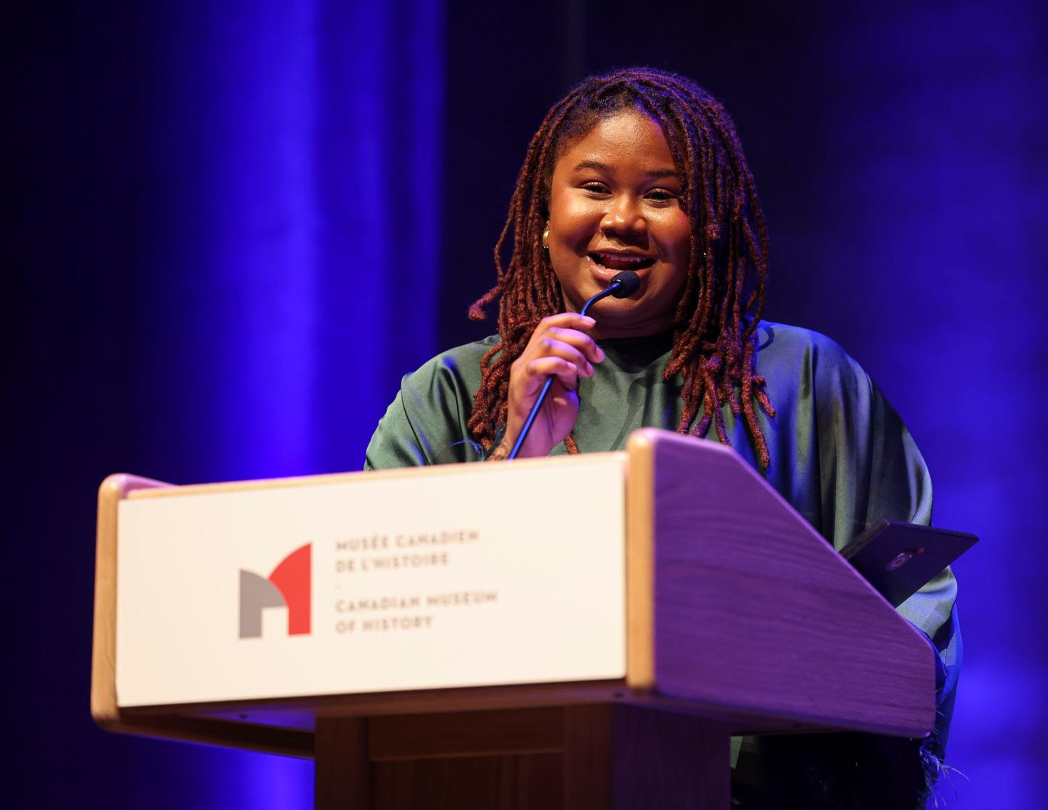 Zorha Konaté reçoit le prix de l'implication communautaire lors du Gala de l’excellence noire le 2 février.