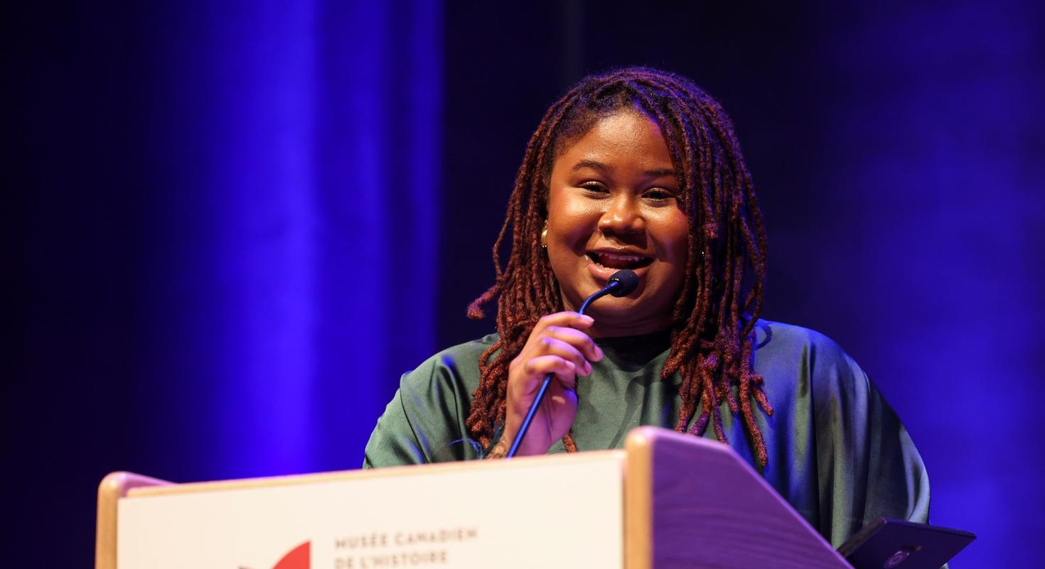 Zorha Konaté reçoit le prix de l'implication communautaire lors du Gala de l’excellence noire le 2 février.