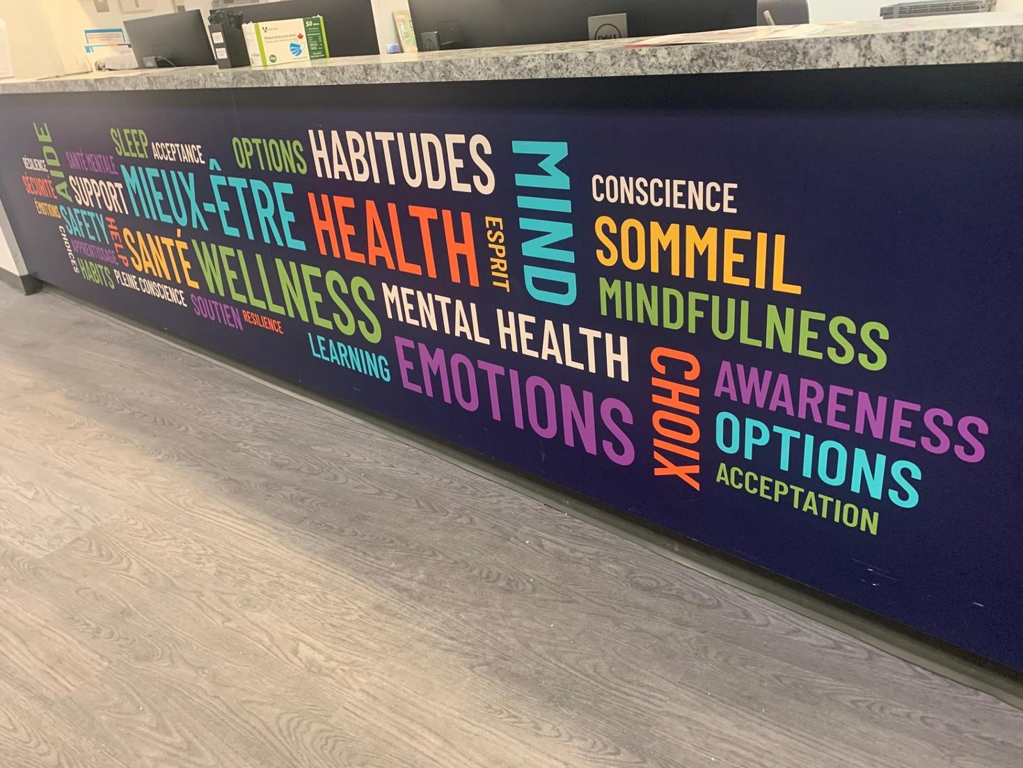 Le bureau d'accueil à l'intérieur du Centre de santé et de bien-être des étudiants.