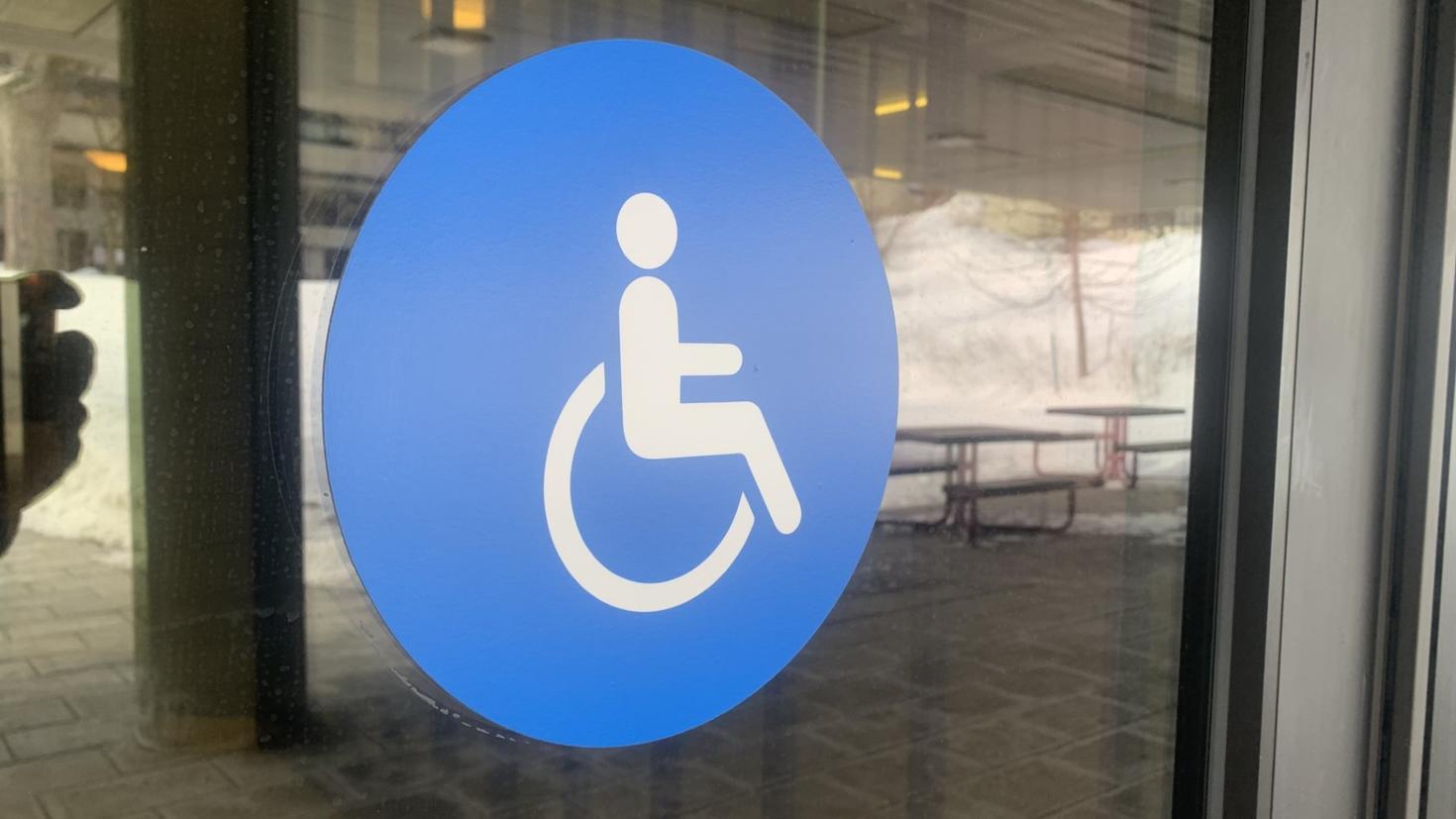 Panneau indiquant qu'un bâtiment du campus de l'Université d'Ottawa est accessible aux fauteuils roulants.