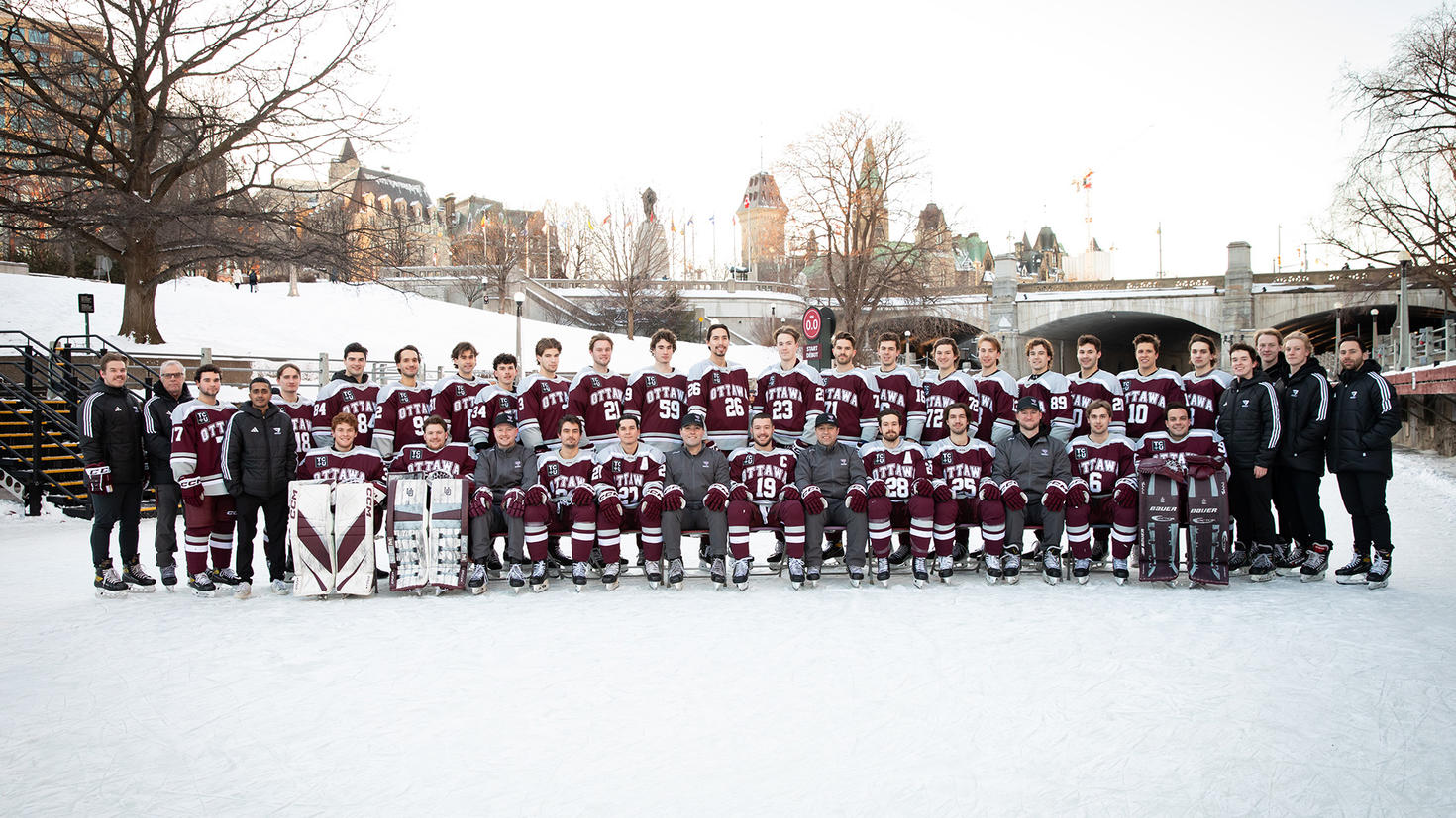 L'équipe de hockey des Gee-Gees pose pour une photo de groupe sur le canal Rideau.