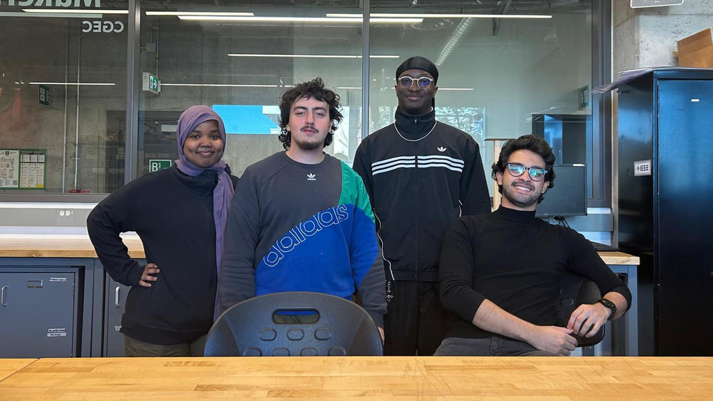 Quatre étudiants ayant travaillé sur le projet MuseScore posent ensemble.