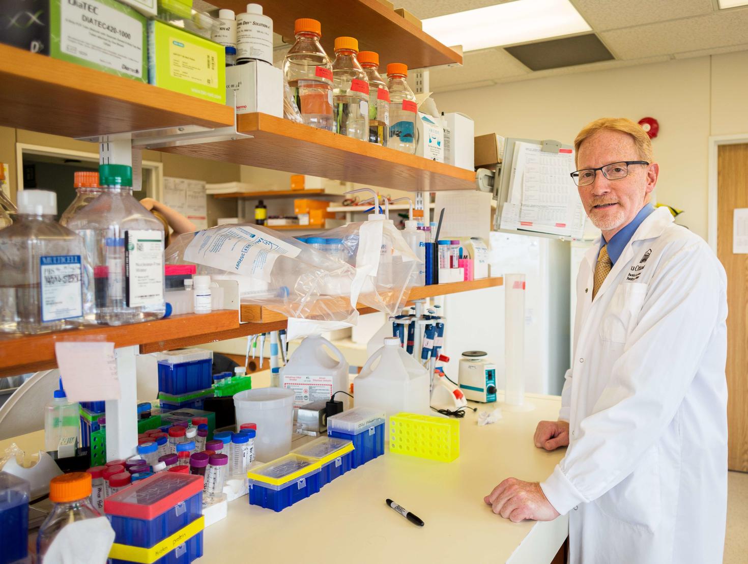 Bernard Jasmin dans un laboratoire de recherche
