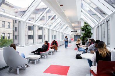 Étudiantes et étudiants dans le pavillon Hamelin.
