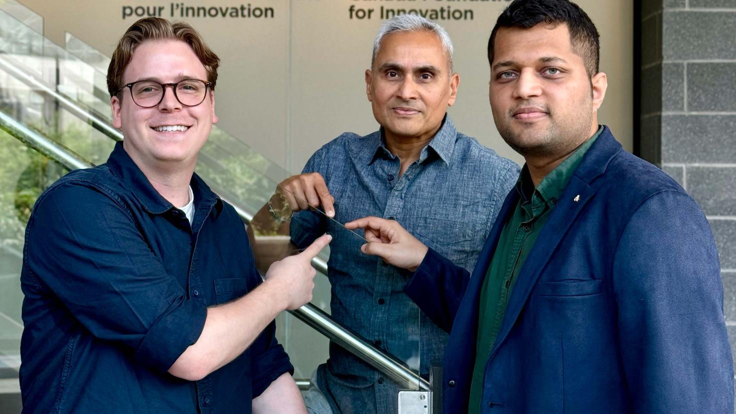 Jean-Luc Bégin, le professeur Ravi Bhardwaj et Ashish Jain pointent une rampe en verre dans le Complexe de recherche avancée de l’Université d’Ottawa. 