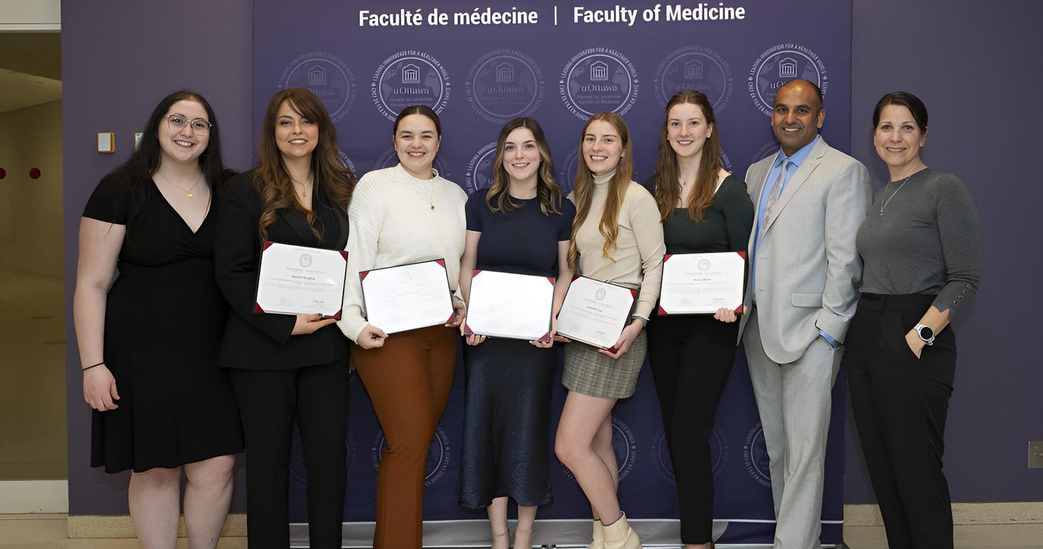 Les lauréats des prix de l'éducation de la Faculté de médecine lors d'une cérémonie avec les dirigeants