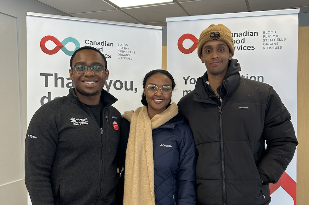 Trois personnes souriant à la caméra.