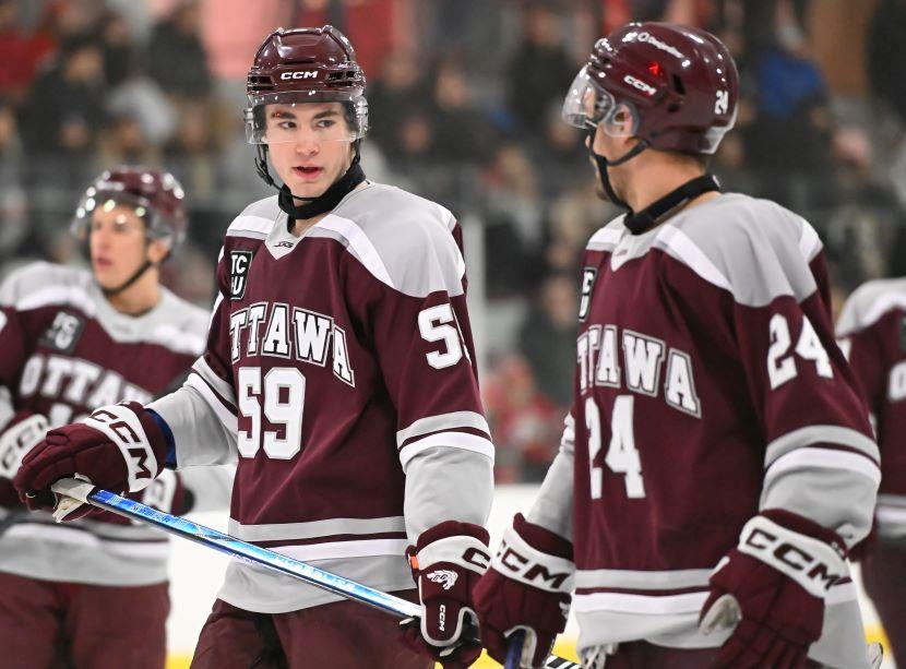 Brad Chenier et Mitch Martin échangent un regard pendant un match.